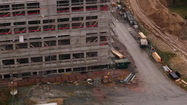 建筑工地的空中录像 混凝土多层建筑和材料堆积如山 德国美因河畔法兰克福 — 图库视频影像