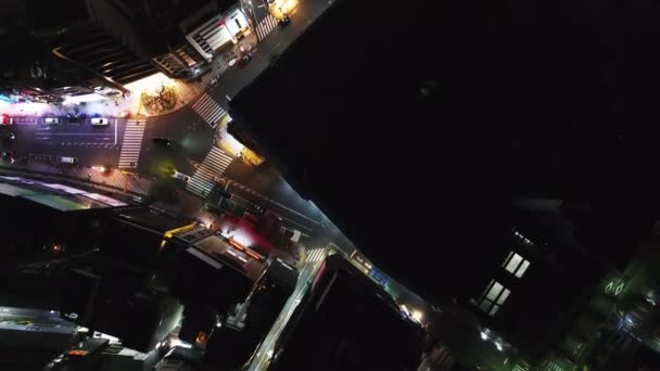 Shora Dolů Panting Záběry Úzkých Uliček Městské Čtvrti Noci Osvětlené — Stock video