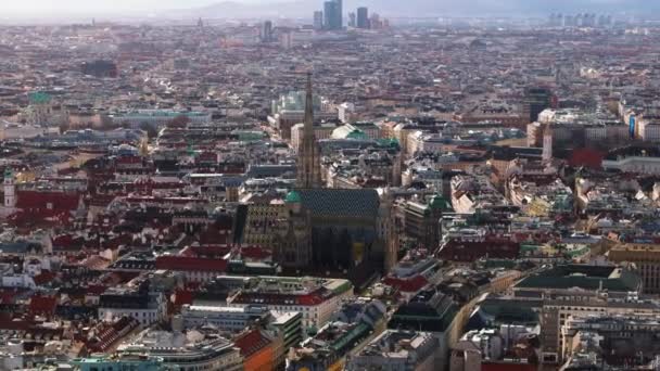Letecký Pohled Slavné Stephansdom Stará Gotická Katedrála Ozdobně Vzorovanou Střechou — Stock video