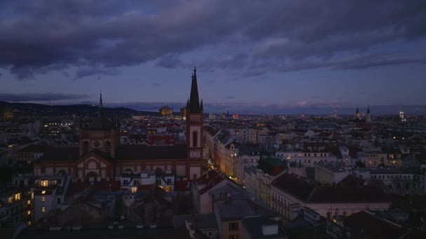 黄昏时分 Altlerchenfeld教堂及其周边建筑的空中幻灯和平板镜头 奥地利维也纳 — 图库视频影像