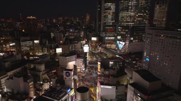 Luchtfoto Van Moderne Zakenwijk Populaire Shibuya Scramble Crossing Met Advertenties — Stockvideo