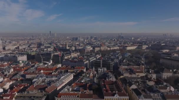 Előre Repülnek Lakóépületek Felett Városi Negyedben Leleplező Nagy Paloták Neogótikus — Stock videók