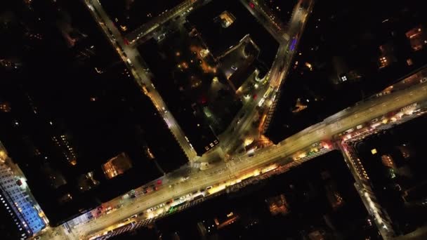 Vysoký Úhel Pohledu Osvětlené Ulice Mezi Ztlumenými Bloky Obytné Budovy — Stock video