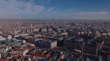 İleri, Metropolis 'in merkezinin üzerinden uçar. Geniş sokaklar ve büyük saraylar. Kiliseler ve belediye binası gibi turistik manzaralar. Viyana, Avusturya.