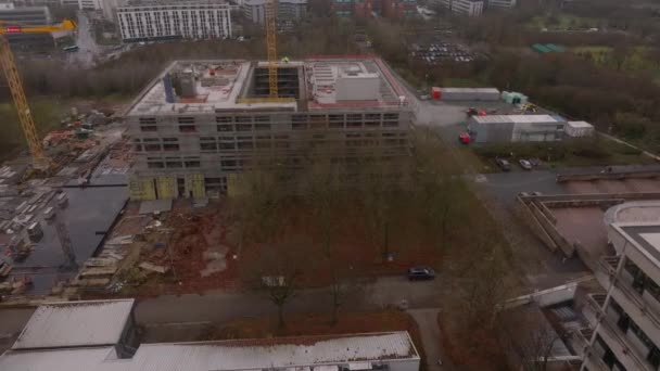 新しい大規模な多国籍建物の建設現場の航空映像 材料の積み重ねおよび高いタワー クレーン フランクフルト メイン ドイツ — ストック動画