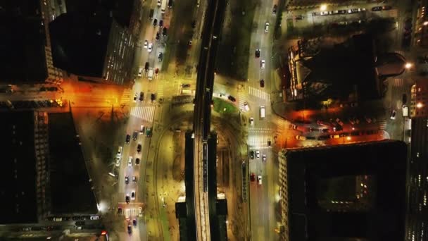Akşam Kentinde Kalabalık Çok Şeritli Caddenin Ortasındaki Yüksek Raylardan Geçen — Stok video
