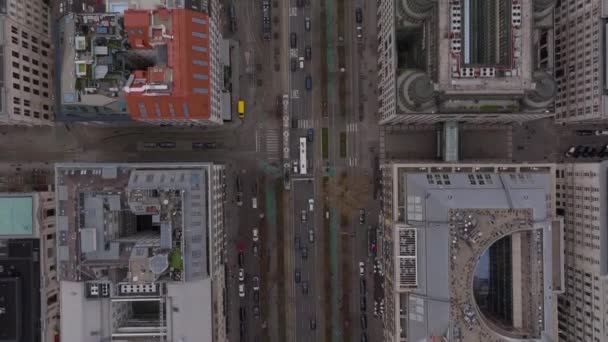 Вид Сверху Транспортные Средства Движущиеся Улицам Города Отслеживание Автобусов Прилегающих — стоковое видео