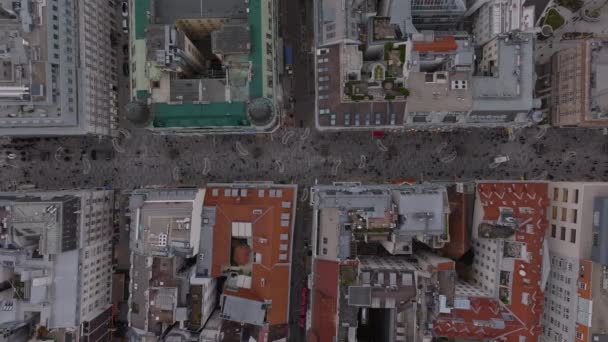 Birds Eye Shot Buildings Streets Urban Borough Peatones Caminando Zona — Vídeos de Stock