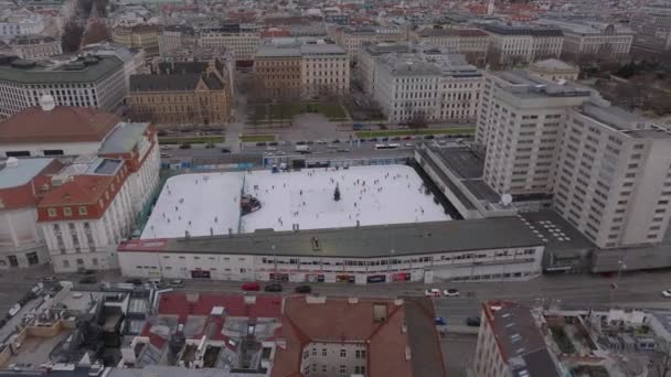 Letecký Pohled Lidi Bruslení Venkovním Kluzišti Městě Sněhová Zima Městské — Stock video