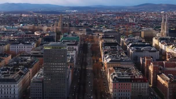 历史城区各建筑物的空中摄像 宽阔的林荫大道被巨大的宫殿环绕着 城市景观与著名的旅游景点 奥地利维也纳 — 图库视频影像