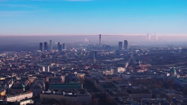 Zdjęcia Lotnicze Słonecznego Zimowego Poranka Dużym Mieście Nowoczesne Wieżowce Kominy — Wideo stockowe