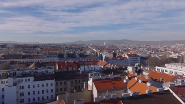 Lågt Flyg Ovanför Rader Lägenhetsbyggnader Bostadsområde Solig Dag Metropolis Wien — Stockvideo