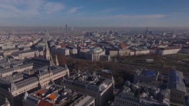 Güneşli kış sabahında karsız Metropolis 'in hava panoramik manzarası. Belediye binasının tarihi binası ve parktaki pazarlar. Viyana, Avusturya.