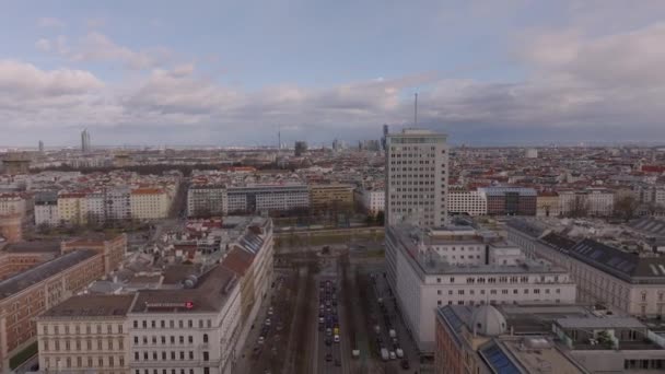 Framåt Flyger Ovanför Byggnader Stadsdelen Gamla Höghus Kontorsbyggnad Flodbanken Wien — Stockvideo