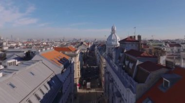Forvetler şehir merkezindeki çatı katındaki caddenin üzerinde uçuyor. Metropolis Panorama 'nın yükselişi. Viyana, Avusturya.