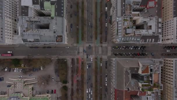 Top Optagelser Køretøjer Der Kører Envejs Flersporet Vej Byen Blokke – Stock-video