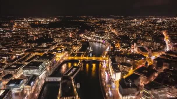 空中全景失速拍摄城市在夜间 向前飞越热内夫湖周围的高高的水泉 大都市里明亮的街道和建筑物 瑞士日内瓦 — 图库视频影像
