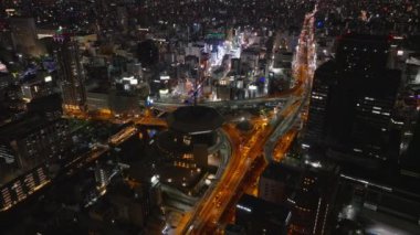 Şehirdeki çok katlı yol kesişiminin hava görüntüleri. Metropolis 'teki işlek caddeyi aydınlattı. Dotonbori 'nin popüler gece hayatı bölgesi. Osaka, Japonya.