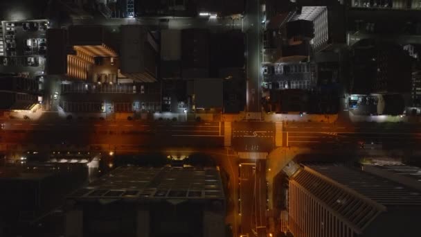 Şehirdeki Caddelerin Binaların Üzerinden Gece Şehrindeki Şehir Gelişiminin Kuş Bakışı — Stok video