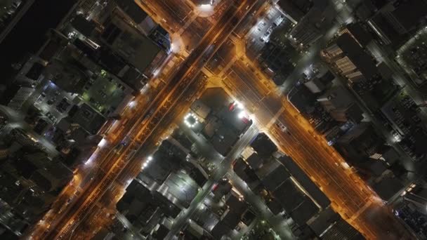 Filmagem Cima Para Baixo Veículos Que Dirigem Rua Cidade Noturna — Vídeo de Stock