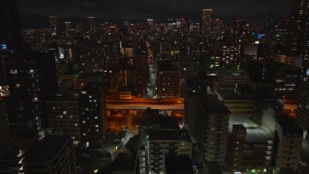 Voorwaarts Vliegen Boven Gebouwen Stad Nachts Onthullen Multilevel Doorgaande Weg — Stockvideo