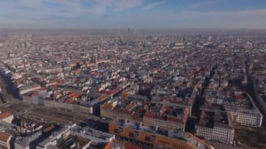 Şehir merkezindeki apartmanların hava panoramik görüntüleri. Metropolis 'te şehir gelişimi. Viyana, Avusturya.