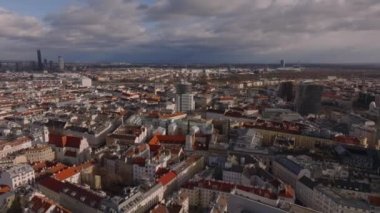 Metropolis 'in altın saatindeki güzel panoramik görüntüleri. Şehir merkezindeki binalar parlak güneş ışığıyla aydınlatılıyor. Viyana, Avusturya.
