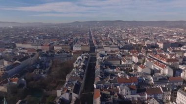 Güneşli bir sonbahar gününde Metropolis 'in üzerinde uç. Çok katlı binaların sokakları ve blokları. Viyana, Avusturya.
