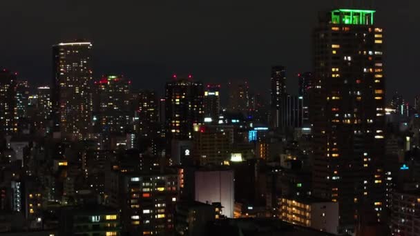 Aerial Stigande Bilder Moderna Höghus Byggnader Bostadsområde Stadsdel Nattstadsscenen Osaka — Stockvideo