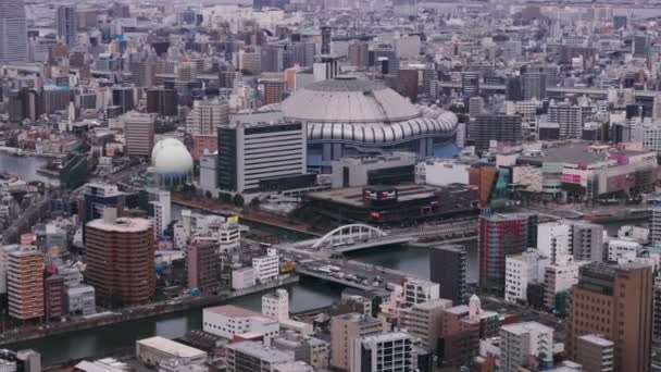 Osaka Kubbesi Nin Hava Pan Görüntüleri Şehir Merkezindeki Binalarla Çevrili — Stok video
