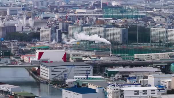 从空中俯瞰穿过城市的繁忙大道 河流附近的工业和物流社区 日本大阪 — 图库视频影像