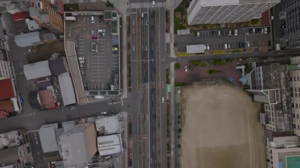 城市自治的高视角 城市的街道和多层公寓楼 站在停车场的车辆 日本大阪 — 图库视频影像