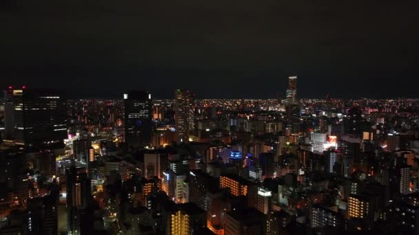 都市部の建物の映像を上昇させる空中 夜の街並みの素晴らしい景色を表現しています — ストック動画