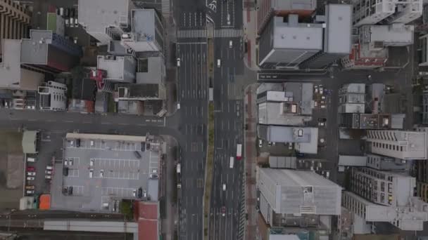 从上往下俯瞰的宽阔的多车道公路的镜头 周围环绕着市区的多层楼房 日本大阪 — 图库视频影像