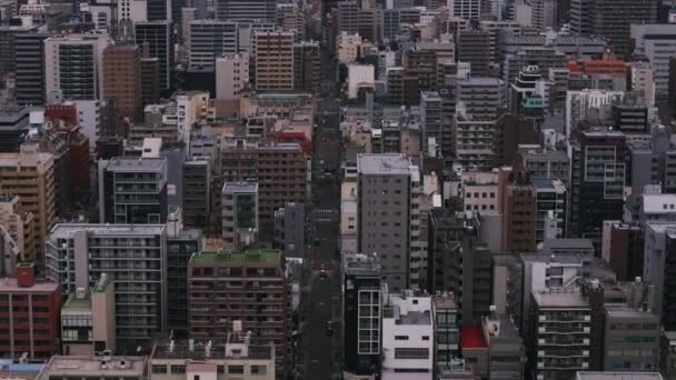 住宅街にあるアパートの建物の空想的な眺め 高密度都市開発の上空を飛行する — ストック動画