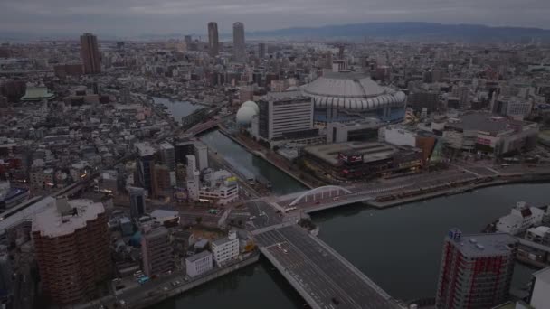 Osaka Kubbesi Nin Nehir Kenarındaki Trafiğin Hava Kaydırağı Pan Görüntüleri — Stok video