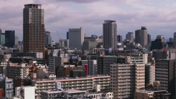 メトロポリスの近代的な高層ビルの空中撮影 都市部のアパートの家や住宅タワー — ストック動画
