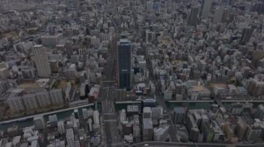 Şehir merkezinin yüksek açılı manzarası. Eğim şehir merkezindeki modern yüksek binalarla şehir manzarasını gözler önüne seriyor. Osaka, Japonya.