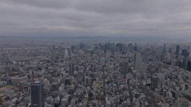 Modern metropolün güzel panoramik manzarası. Şehir merkezinde yüksek binaları olan büyük bir şehir. Osaka, Japonya.