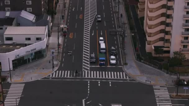 宽阔街道的高角视图 倾斜揭示了城区的多层住宅建筑 日本大阪 — 图库视频影像