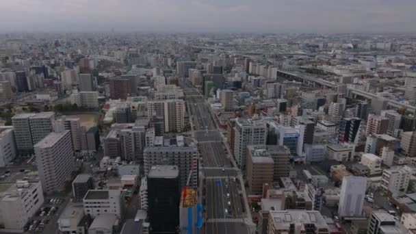 大城市的空中全景镜头 宽阔的多车道公路穿过城区密集的城镇发展 日本大阪 — 图库视频影像