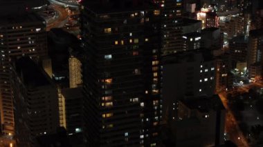 Konut arazisindeki yüksek binalar. Metropolis 'in gece manzarasını ortaya çıkarın. Osaka, Japonya.