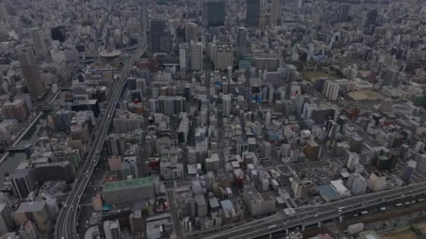 市区多层建筑的高角度视图 在大道上行驶的车辆 日本大阪 — 图库视频影像