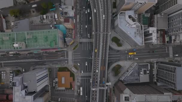 Şehirdeki Ulaşım Altyapısının Üzerinden Yükseltilmiş Caddede Giden Araçların Kuş Bakışı — Stok video