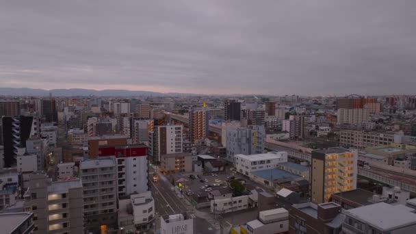 黄昏或黎明时分城市住宅区建筑物的空中景观 在大都市高架大道上行驶的车辆 日本大阪 — 图库视频影像