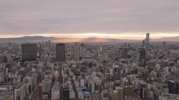 Летите Над Мегаполисом Утреннее Солнце Освещает Далекие Холмы Заднем Плане — стоковое видео