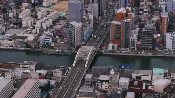 城市中跨越狭窄河流的多车道公路桥梁的空中滑移与平移 汽车经过拱桥 日本大阪 — 图库视频影像