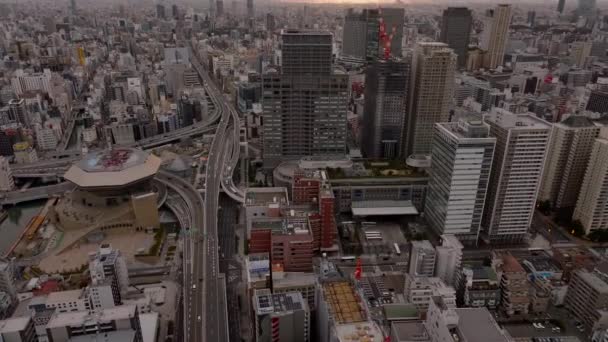 Yüksek Açılı Bina Manzarası Şehir Merkezindeki Ulaşım Altyapısı Trafiği Eğil — Stok video