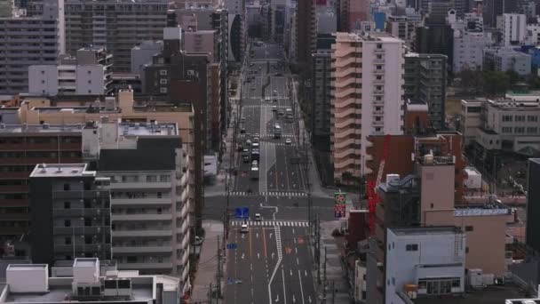 在大城市的宽阔的街道上 有高耸的现代住宅建筑 向前飞去 日本大阪 — 图库视频影像