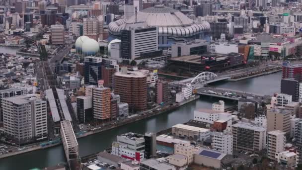 Yoğun Şehir Gelişimiyle Şehrin Üzerine Binalar Nehirler Ulaşım Altyapısı Arka — Stok video